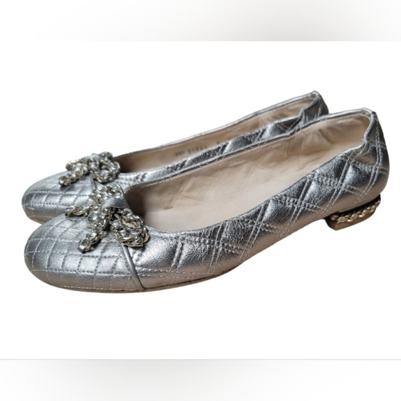 Stuart Weitzman Size 8 Quilted Leather Silver Chain Bow Flat Heels - Picture 3 of 7